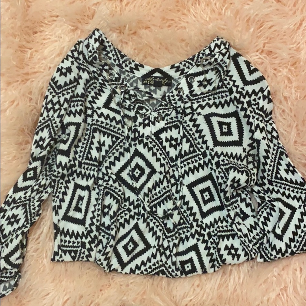 🤍 Absolutely Famous Black & White Geometric Tunic Blouse – Size Small 🤍